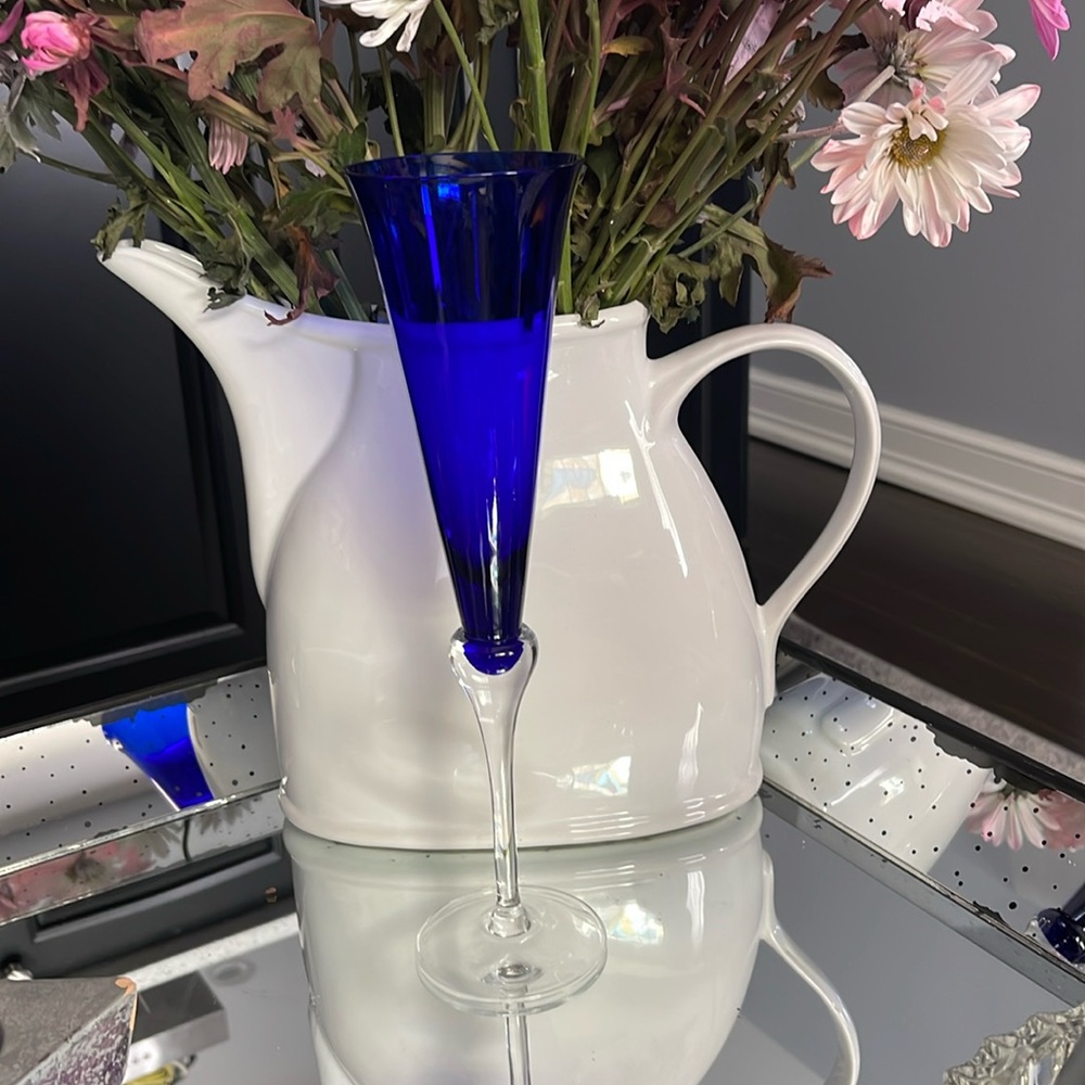 Beautiful cobalt blue champagne flute. Maybe from 90s?  Don’t remenber. Perfect!